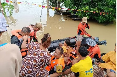 Seven dead, thousands evacuated as tropical storm batters Philippines