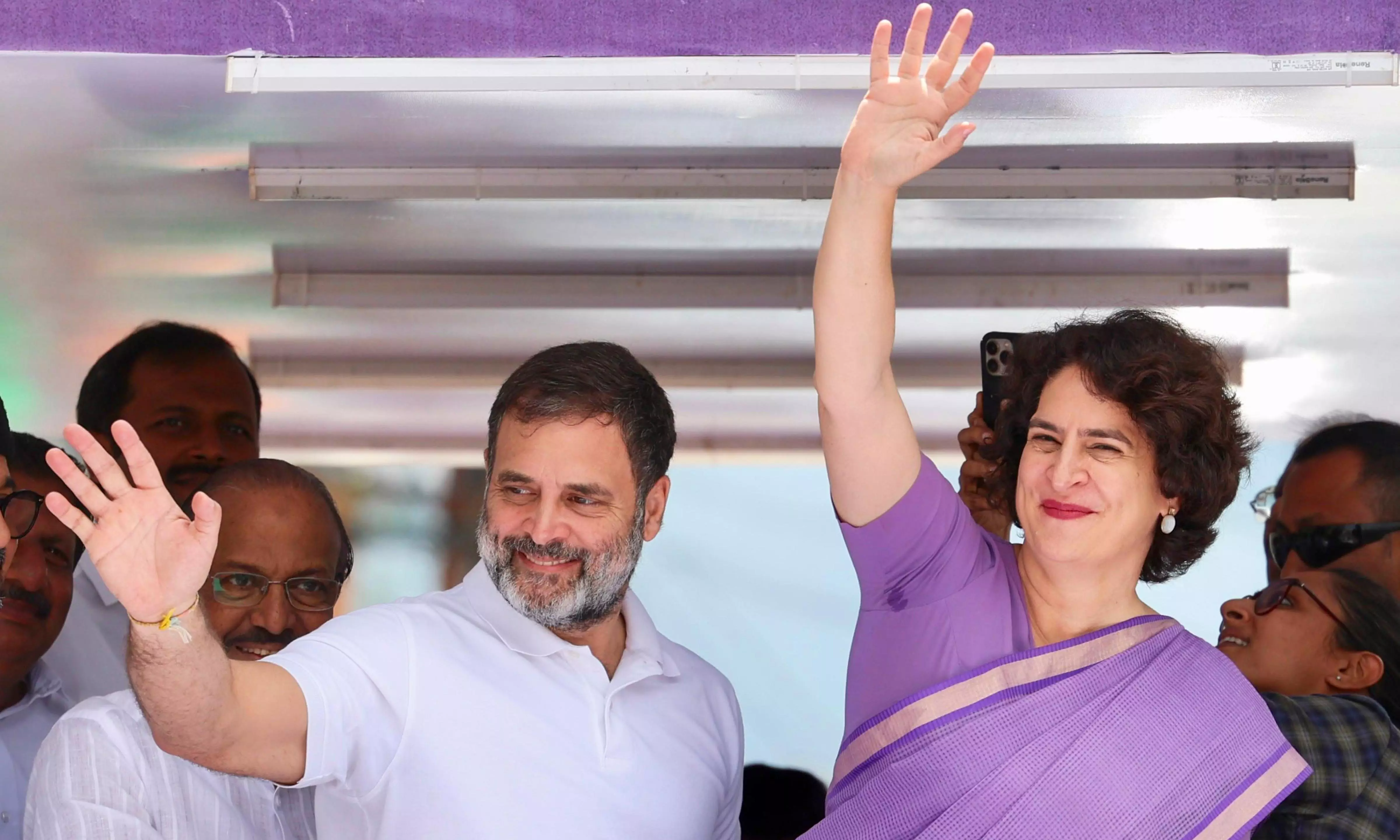 Priyanka, Rahul pay tributes to Wayanad landslide victims