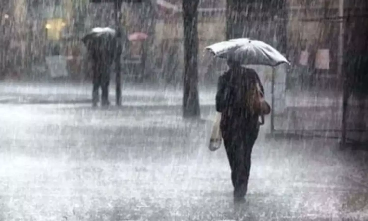 Several areas in Odisha receive rainfall, Dana weakens into low pressure area