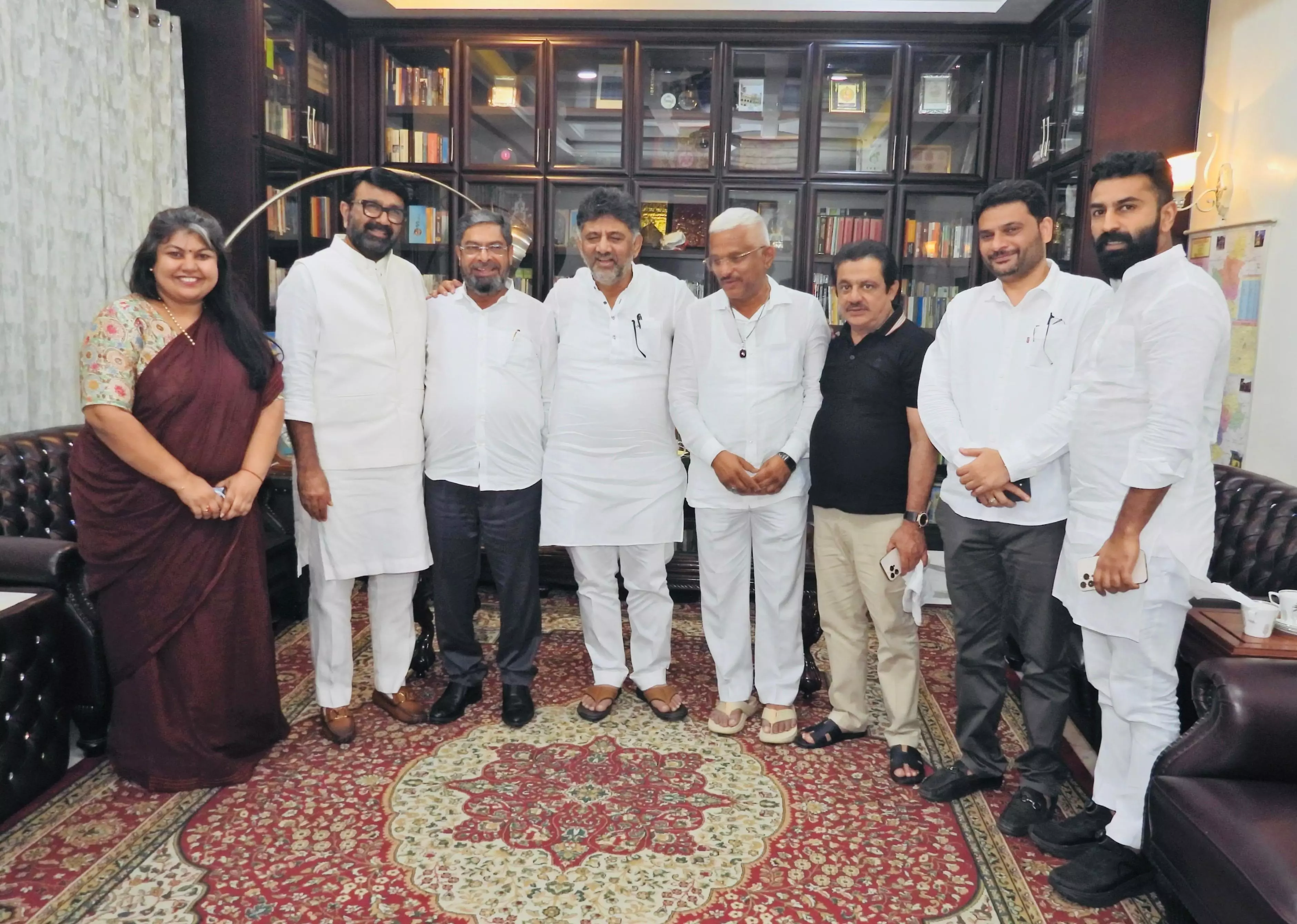 Karnataka: Rebel Candidate Khadri Meets Congress Leaders