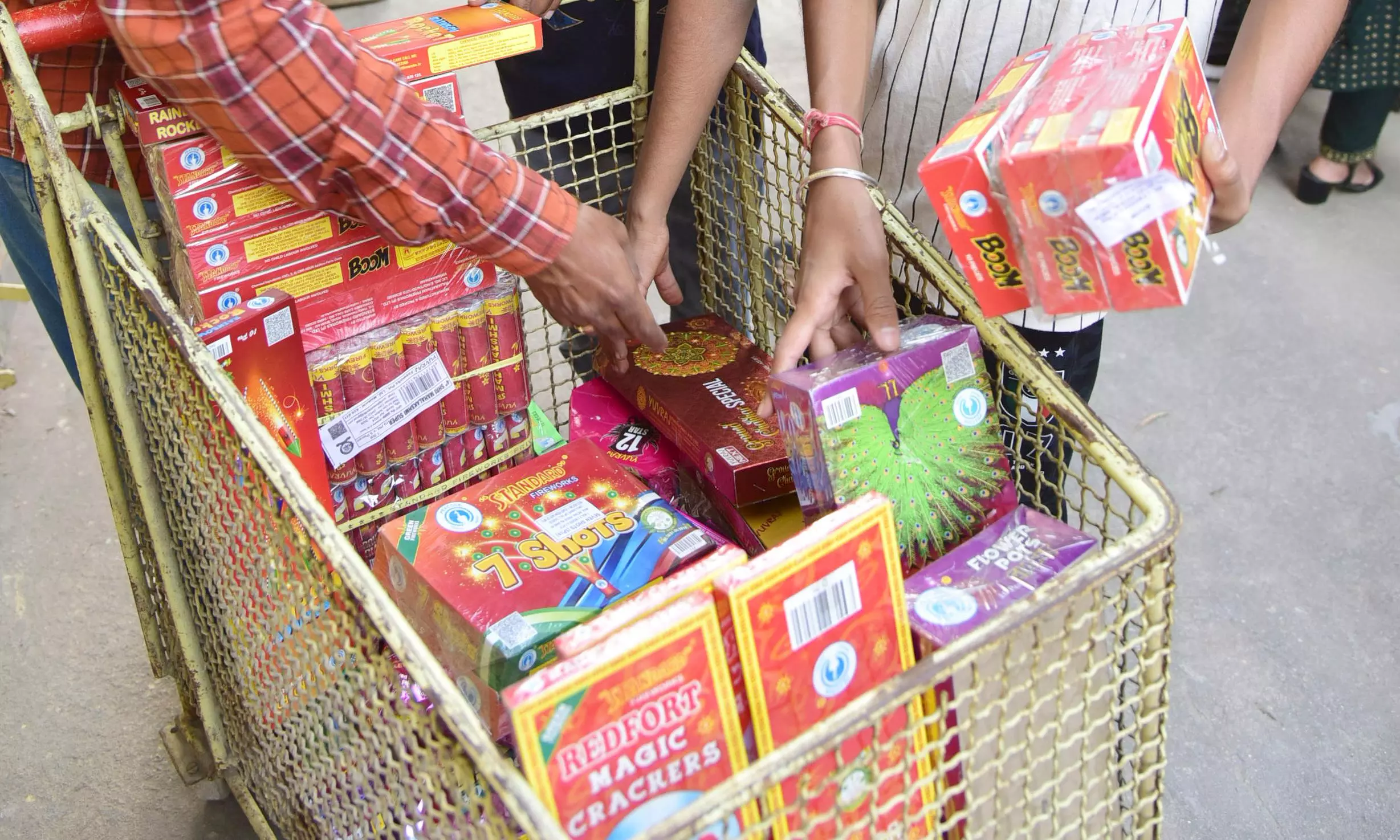 Most firecracker shops in Hyderabad lack GHMC permits