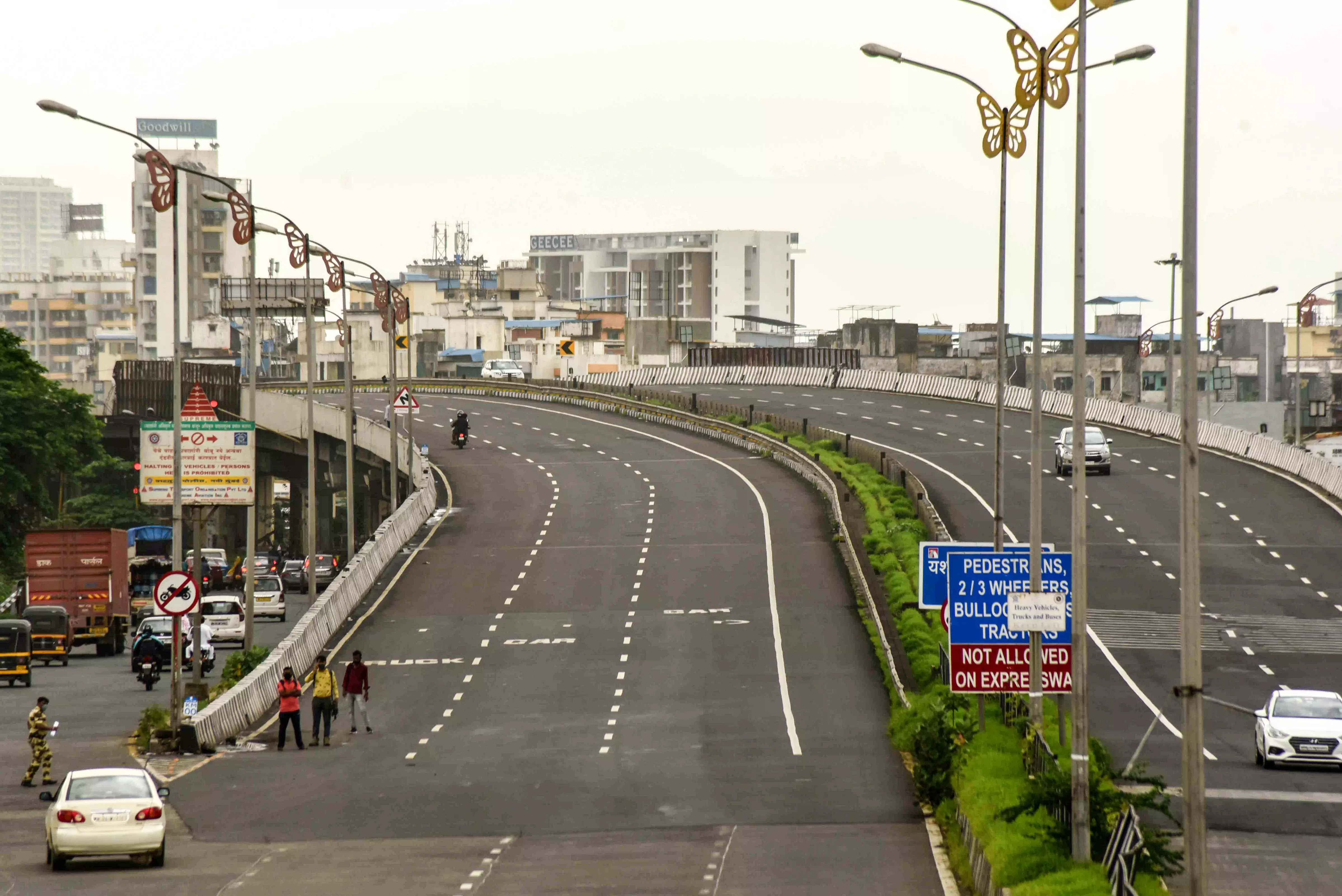 Gadkari Wants Strict Penalty for Faulty Roads