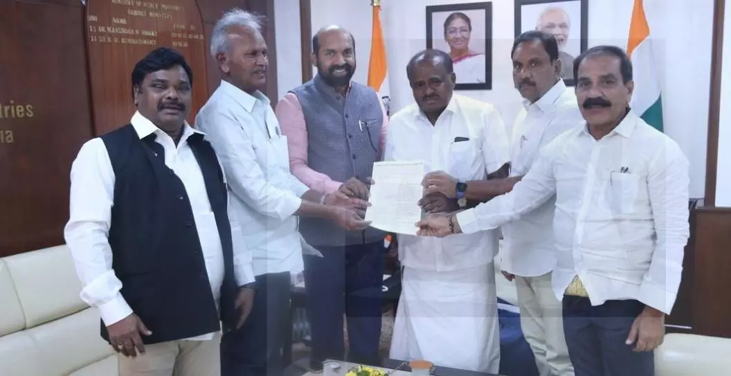 Visakha Ukku Parirakshana Committee Meets Union Steel Minister