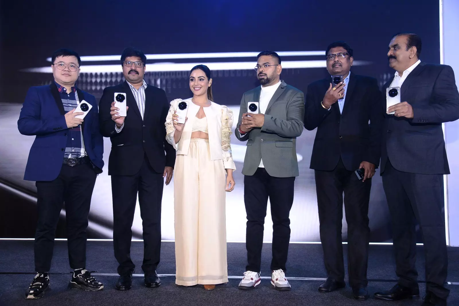 Samyuktha Menon Unveils VIVO X200 Series in Telugu States