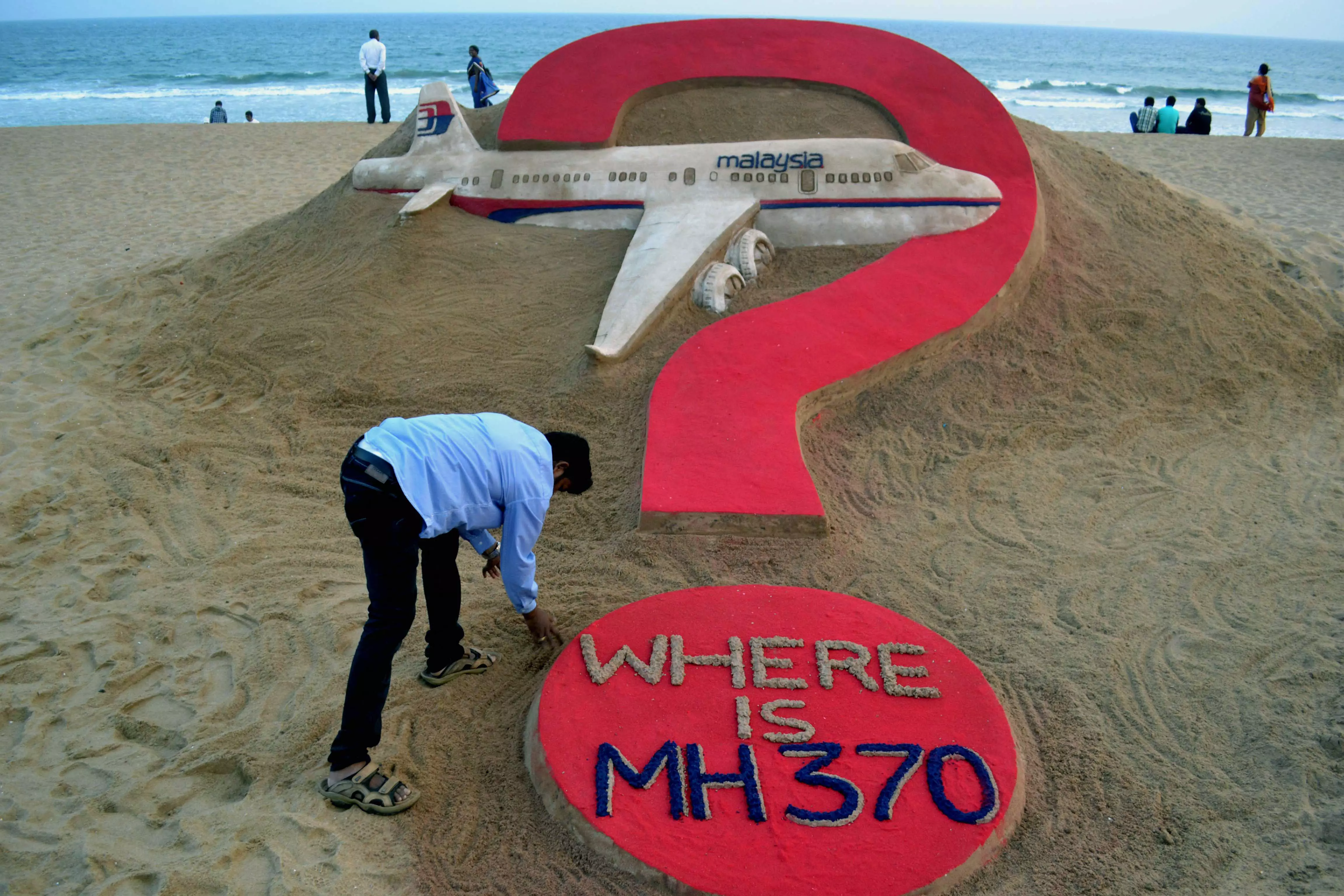 Malaysia agrees to resume search for missing MH370 plane