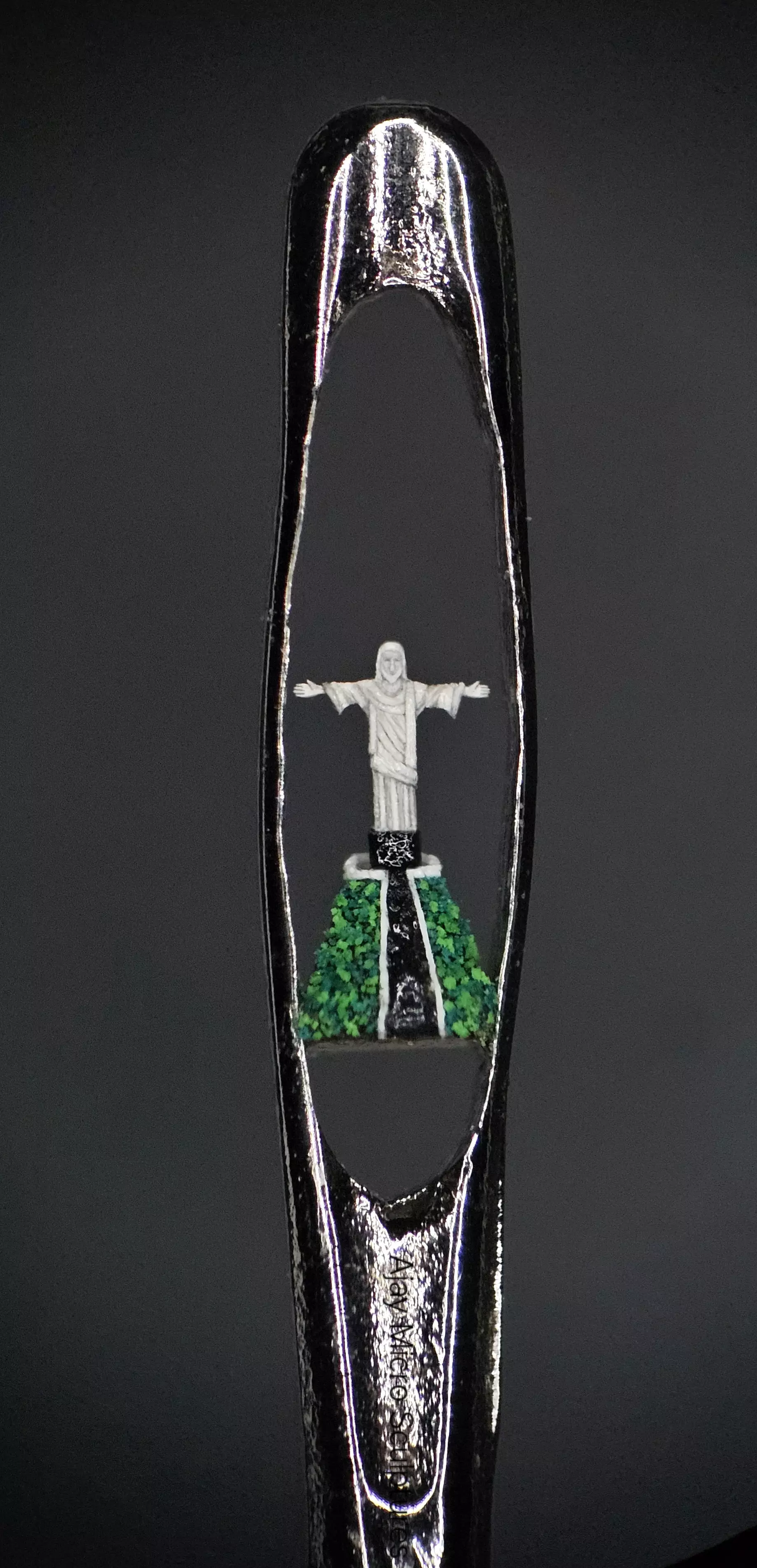 Sculptor replicates Christ the Redeemer in a needle’s eye