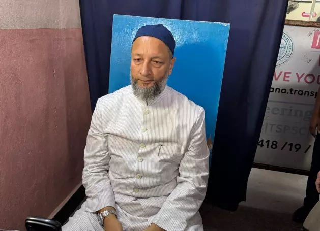 Asaduddin Owaisi Renews Driving License