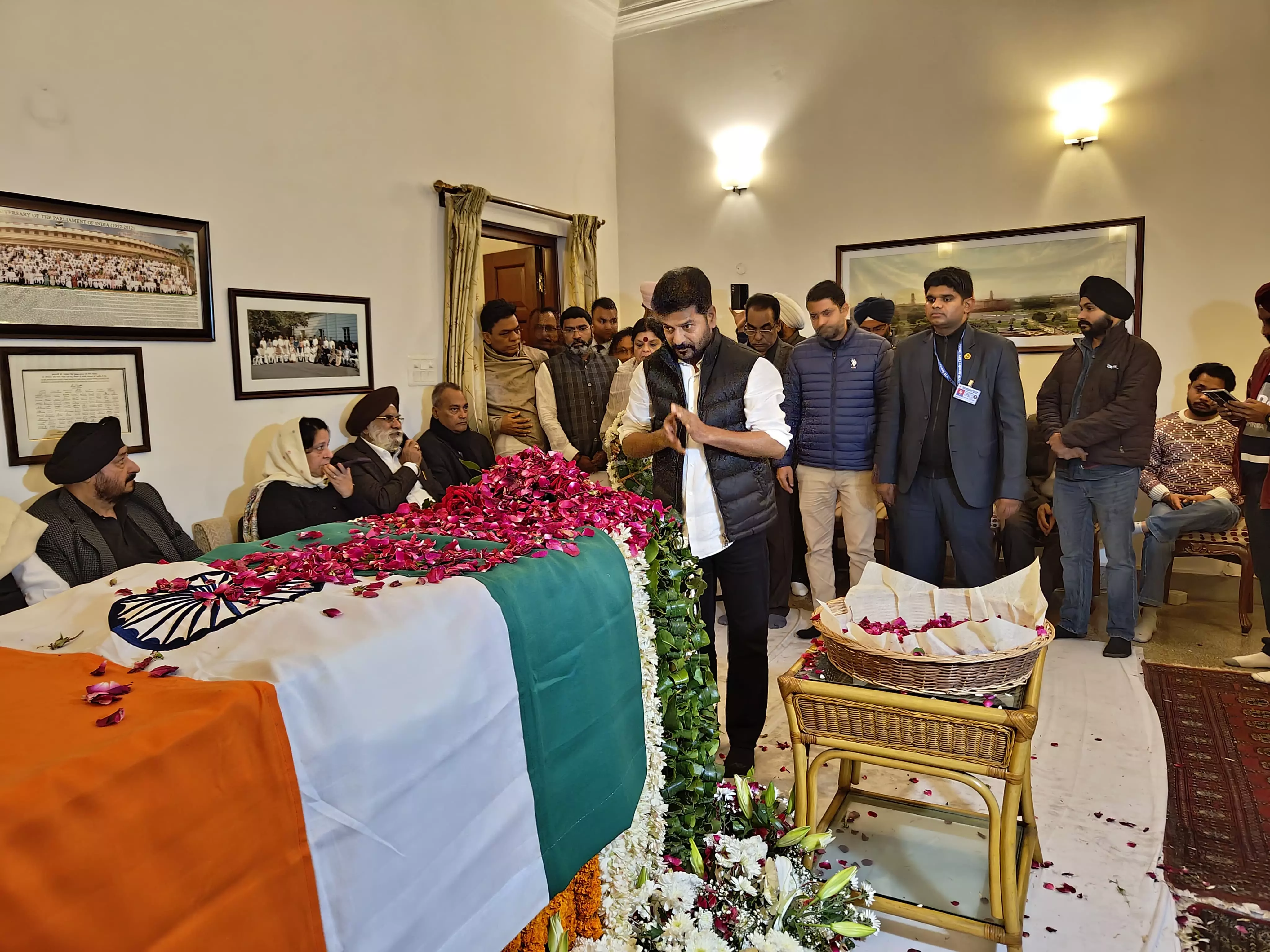 Revanth pays last respects to Manmohan Singh