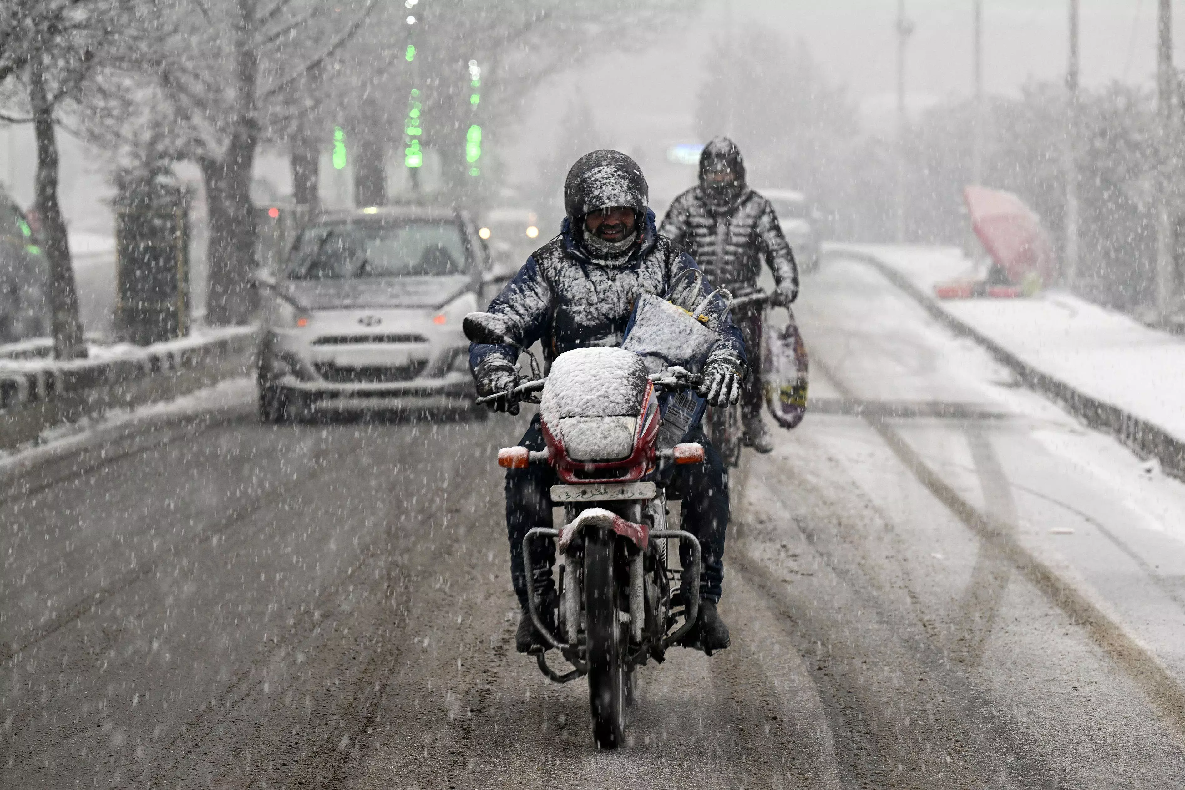 Season's first snowfall in Srinagar, other areas in plains of Kashmir blankets Valley white