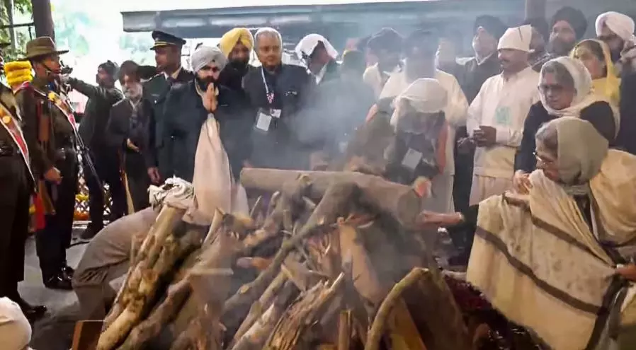 Daughter lights Manmohan's funeral pyre