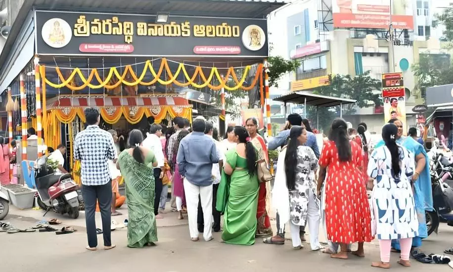 People Throng Temples on New Year Day