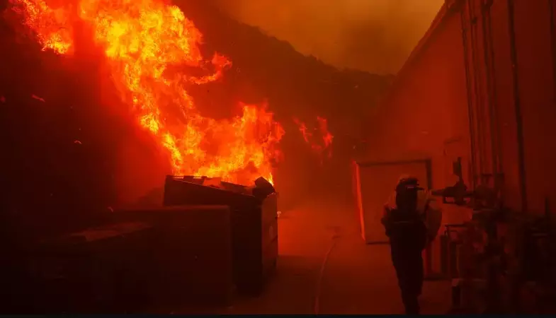 Wildfire rages through Los Angeles Hills, forcing mass evacuations