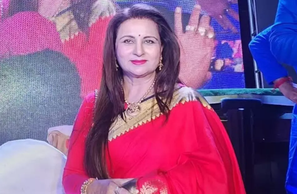 Theft at Bollywood actor Poonam Dhillon's house, painter held