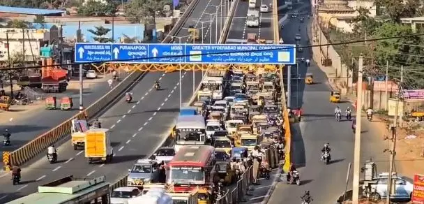 Traffic chaos at newly opened Aramghar flyover