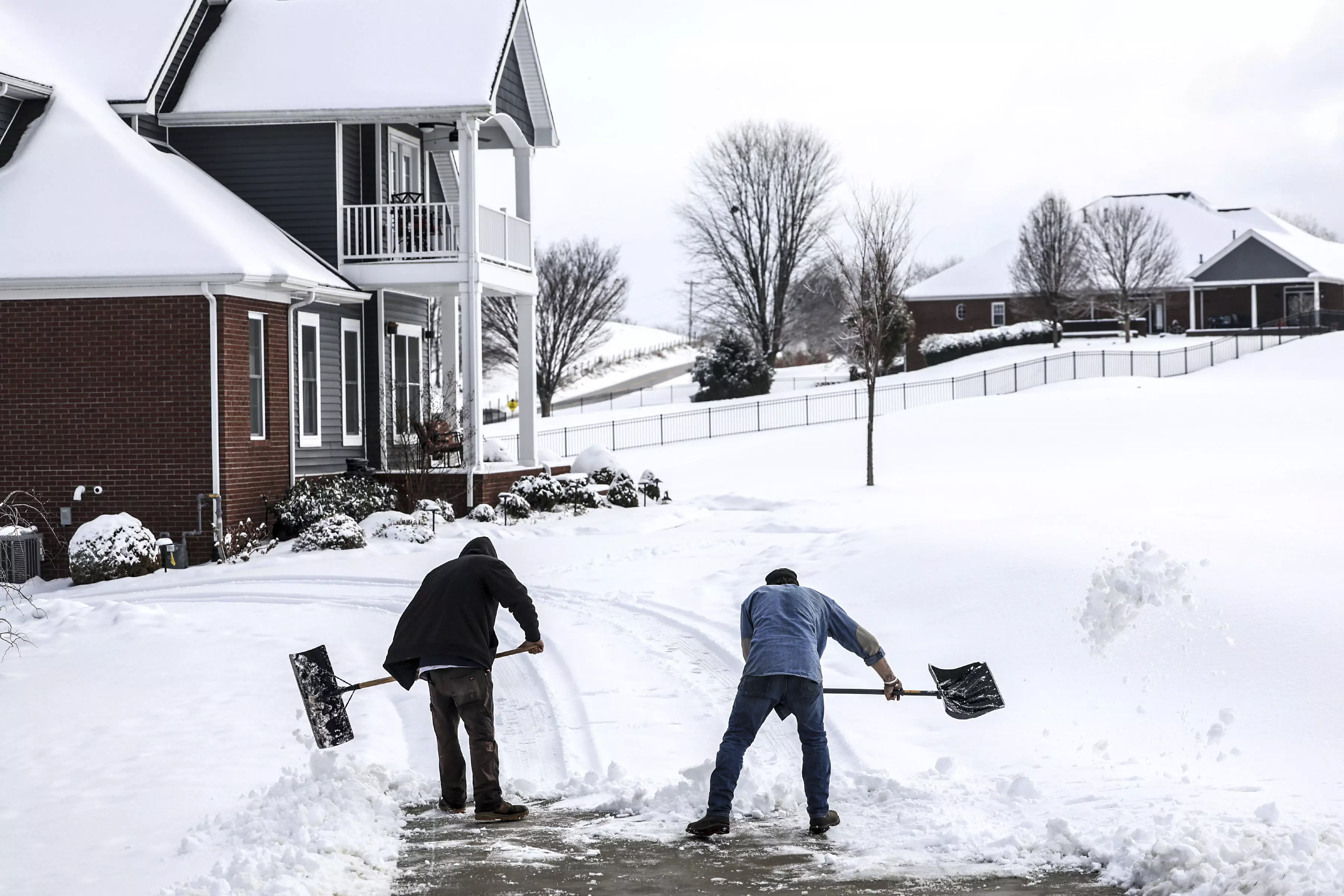 Powerful winter storm that dumped snow in US South maintains its icy grip