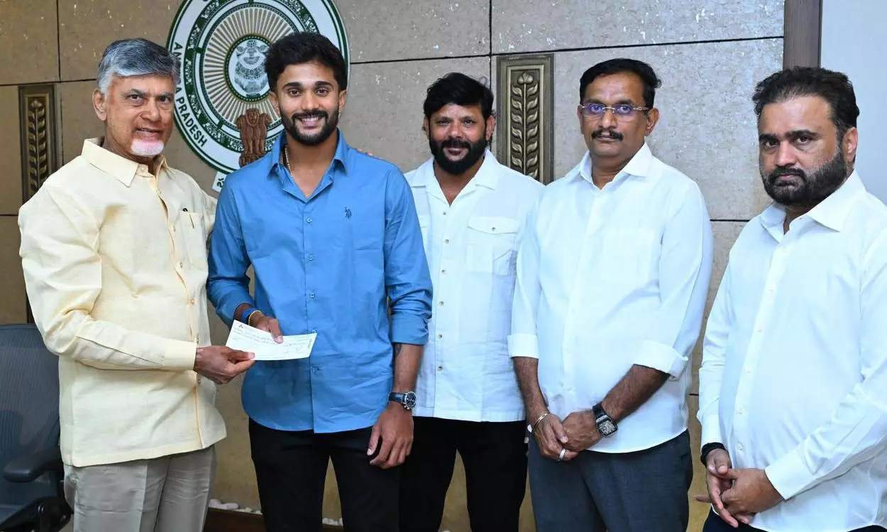 Naidu presents Rs.25 Lakh cheque to cricketer Nitish Kumar Reddy, promises house site