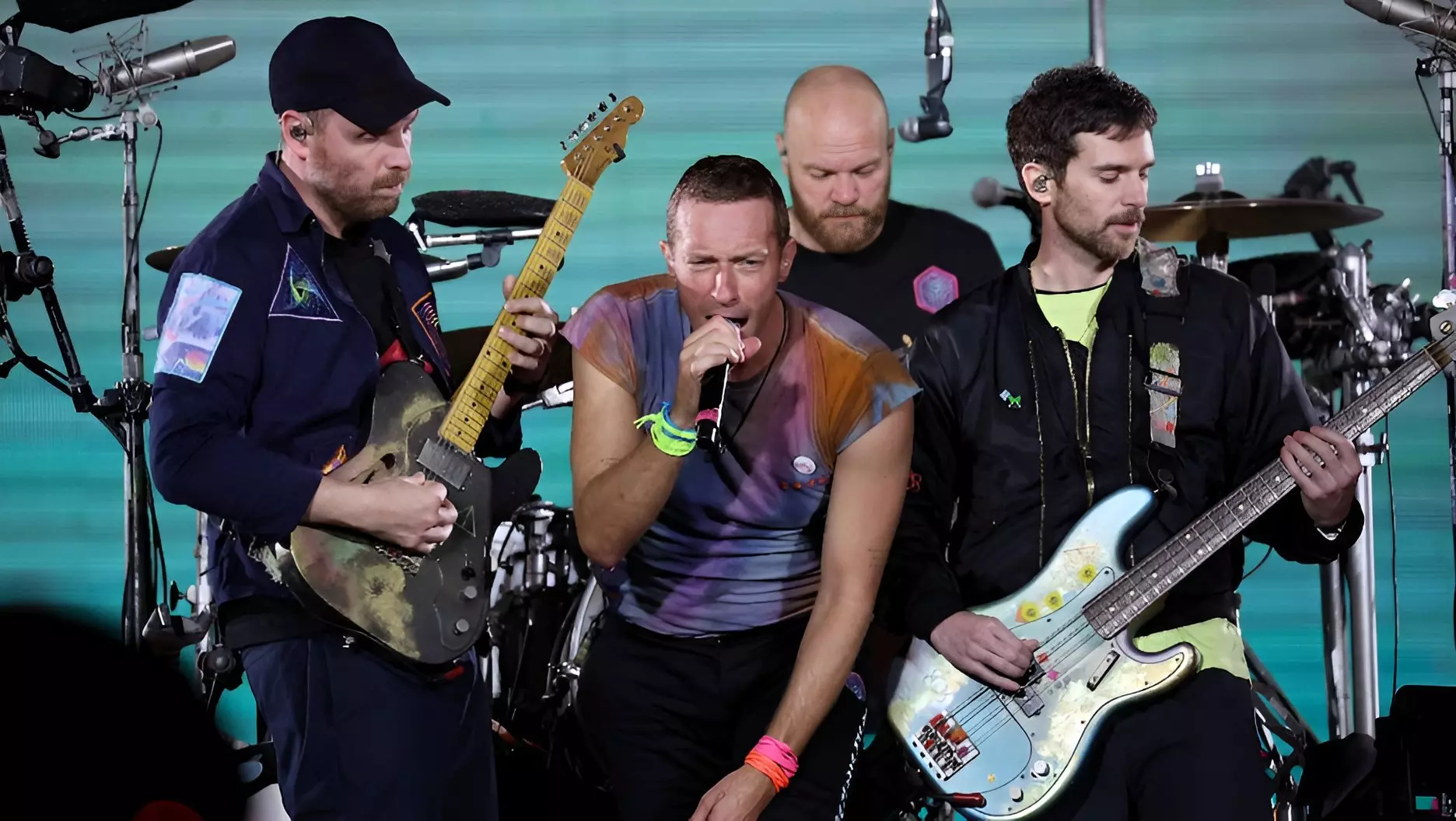 Fans band together to get Coldplay-ready, catch what's trending on Reddit