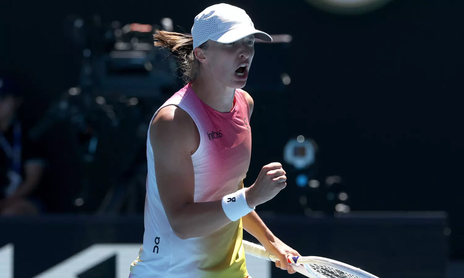 Rampant Swiatek sweeps into Australian Open semi-final