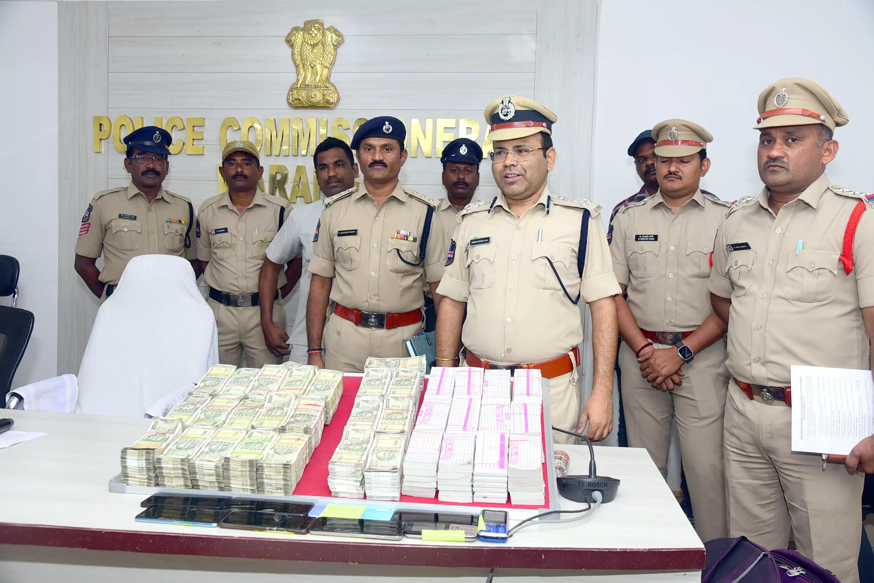 Fake notes racket busted in Hanamkonda, 8 held