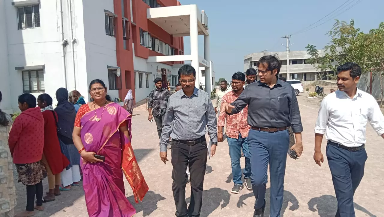 Collector inspects Bodhan minority girls school