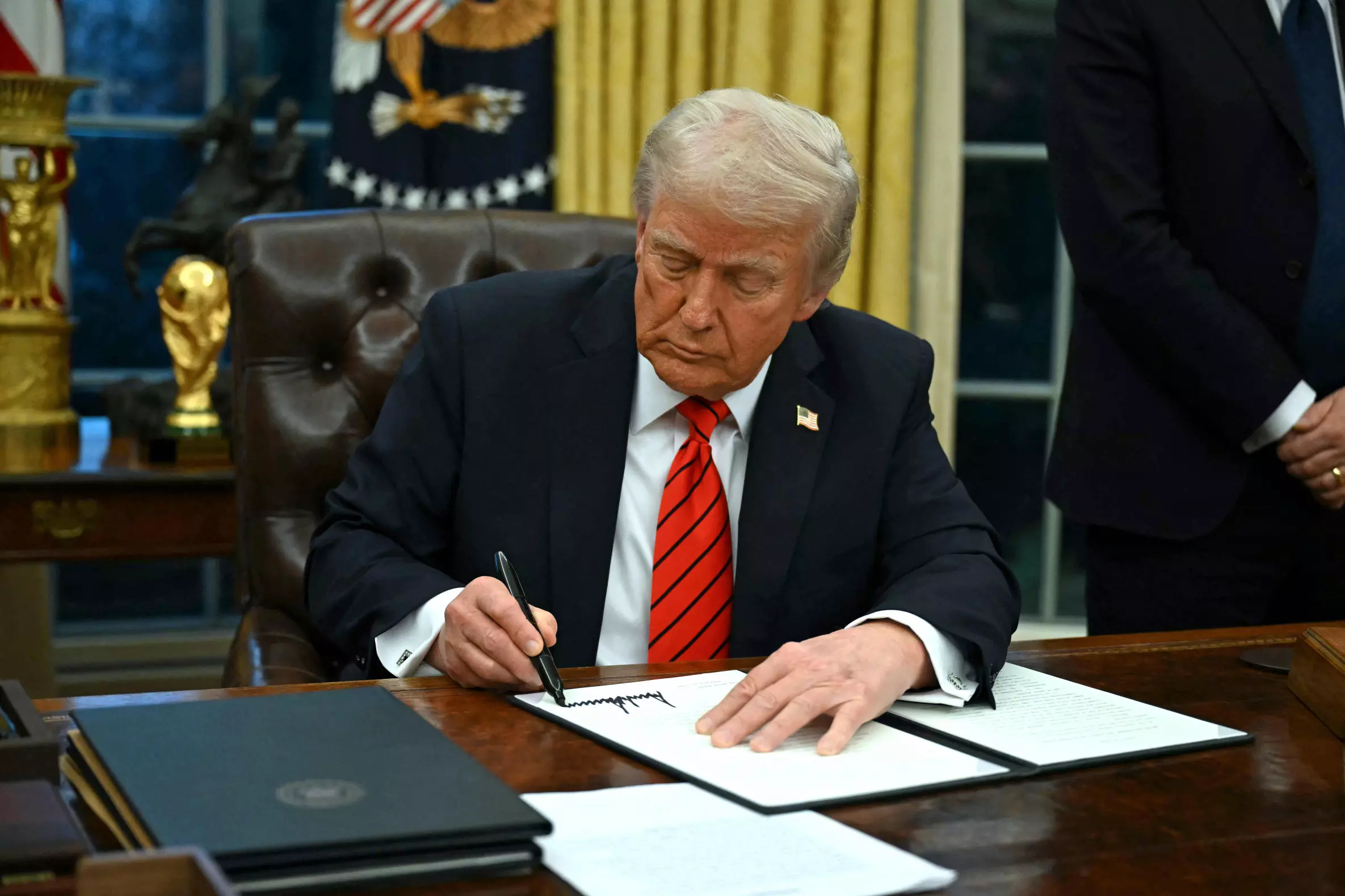 Trump signs executive orders on steel, aluminum tariffs