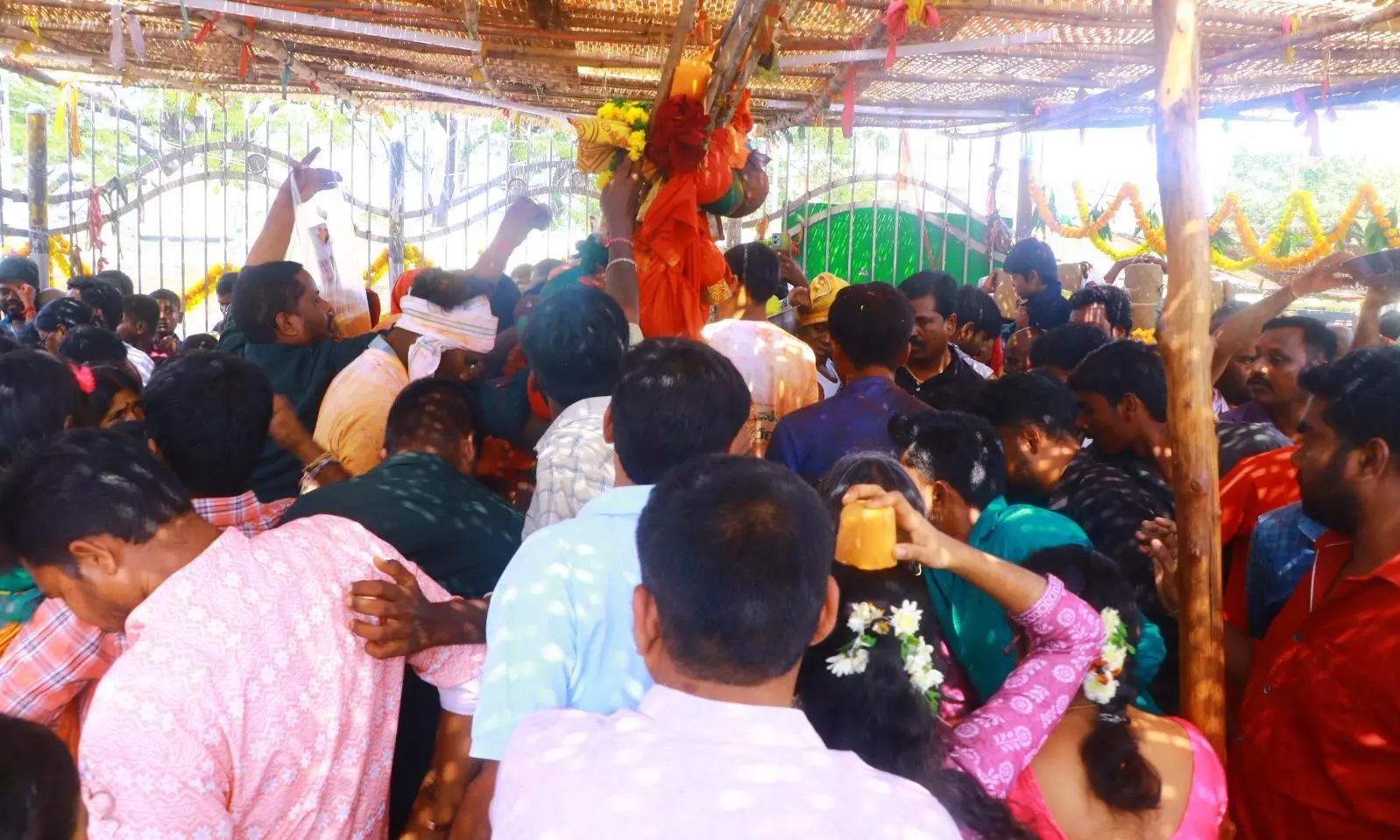 Mini Sammakka and Saralamma Jatara Begins at Medaram