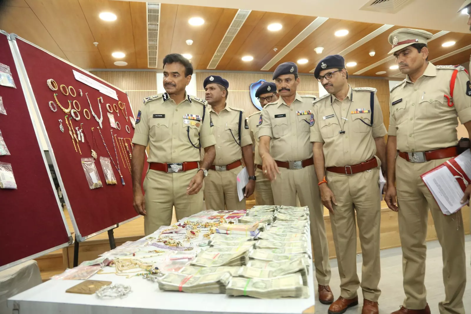 Hyderabad police detect two major cases, 3 held