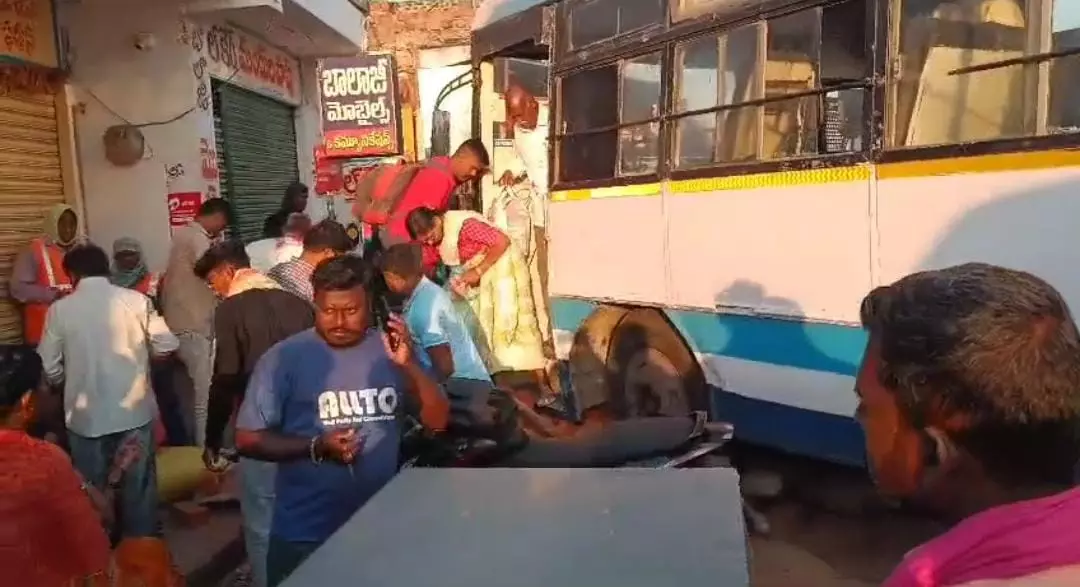 6 Hurt As Lorry Crashes Into Bus