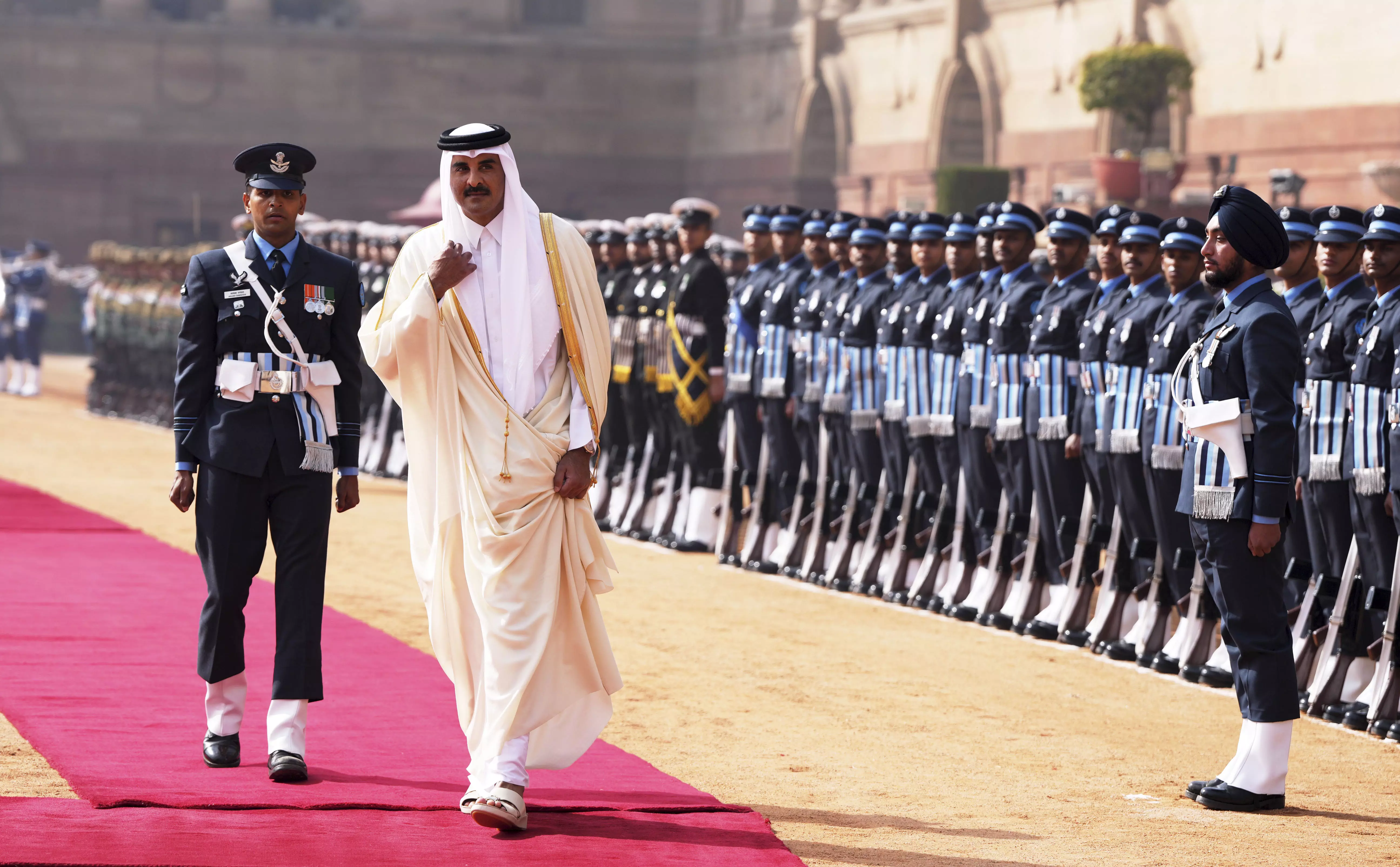 Qatar Amir receives Guard of Honour at Rashtrapati Bhavan