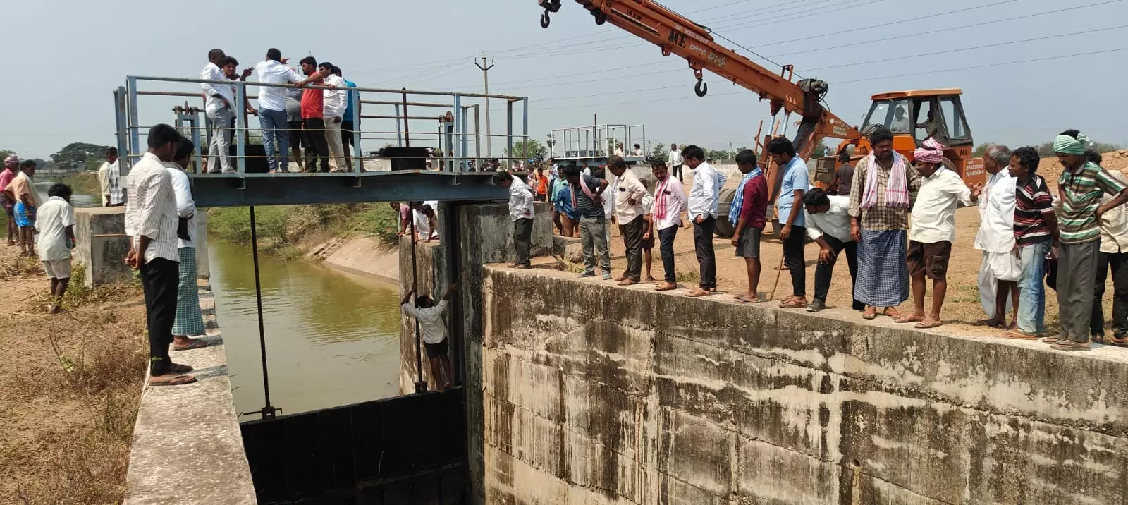 4-km traffic jam as farmers protest for water