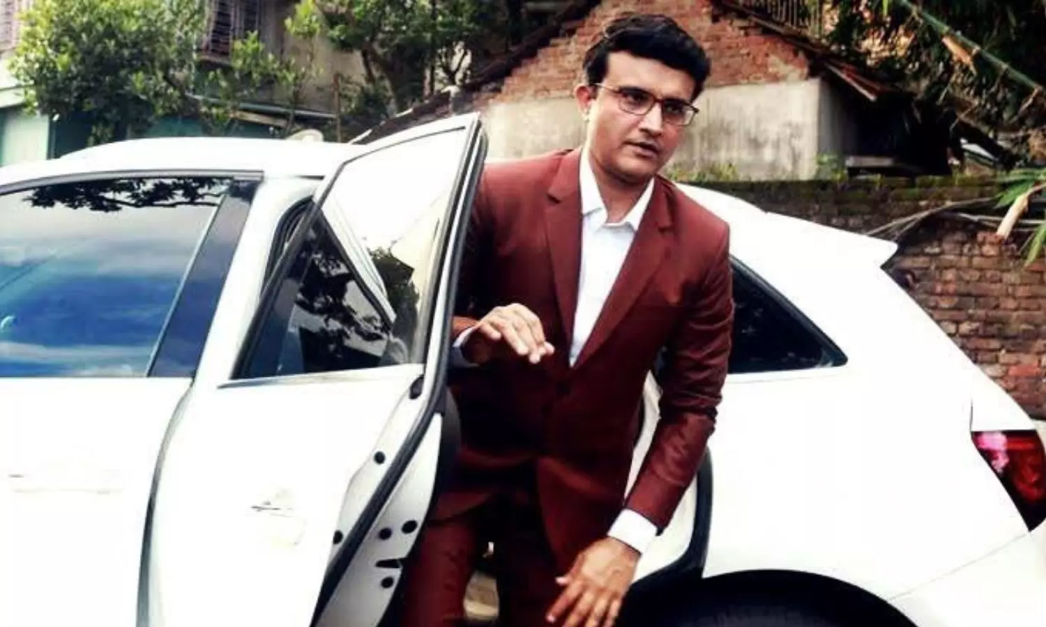 Ganguly escapes unhurt after his convoy meets with accident