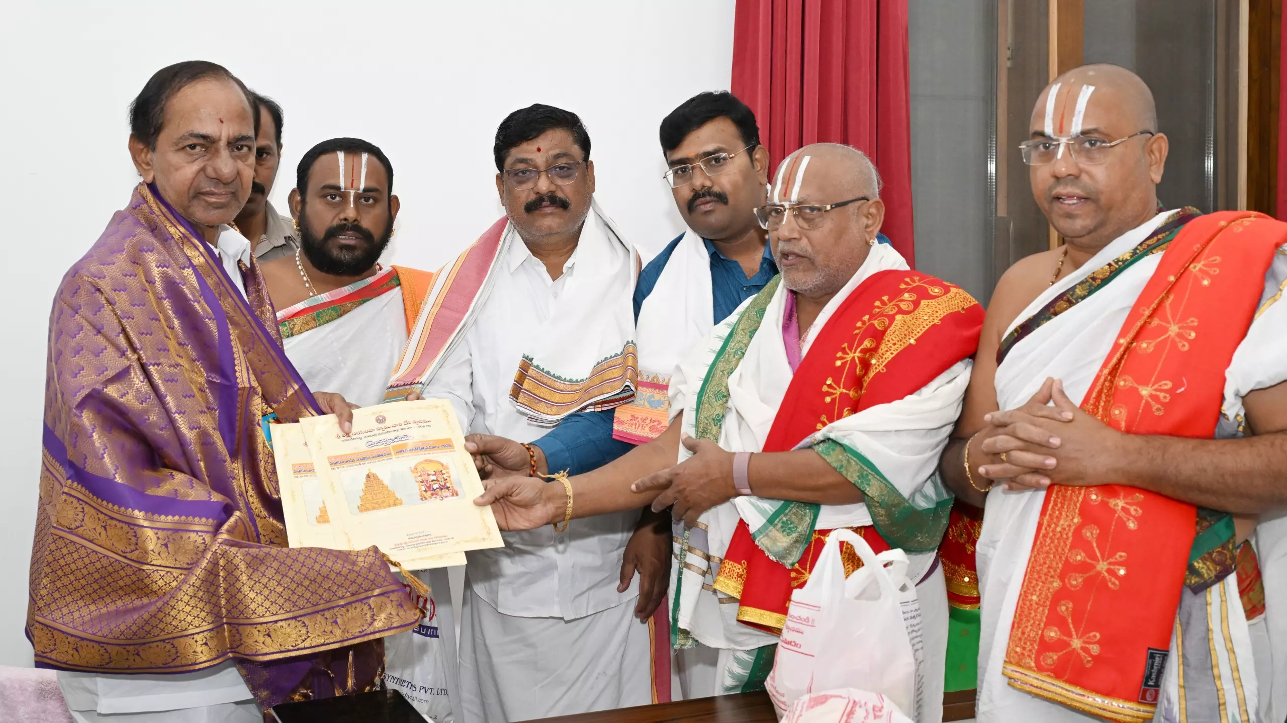 Yadagirigutta priests invite KCR for Maha Kumbhabhishekam