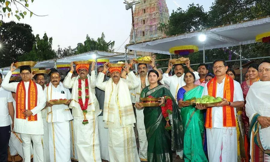 Minister Anam Presents Silk Robes to Swamy, Ammavaru