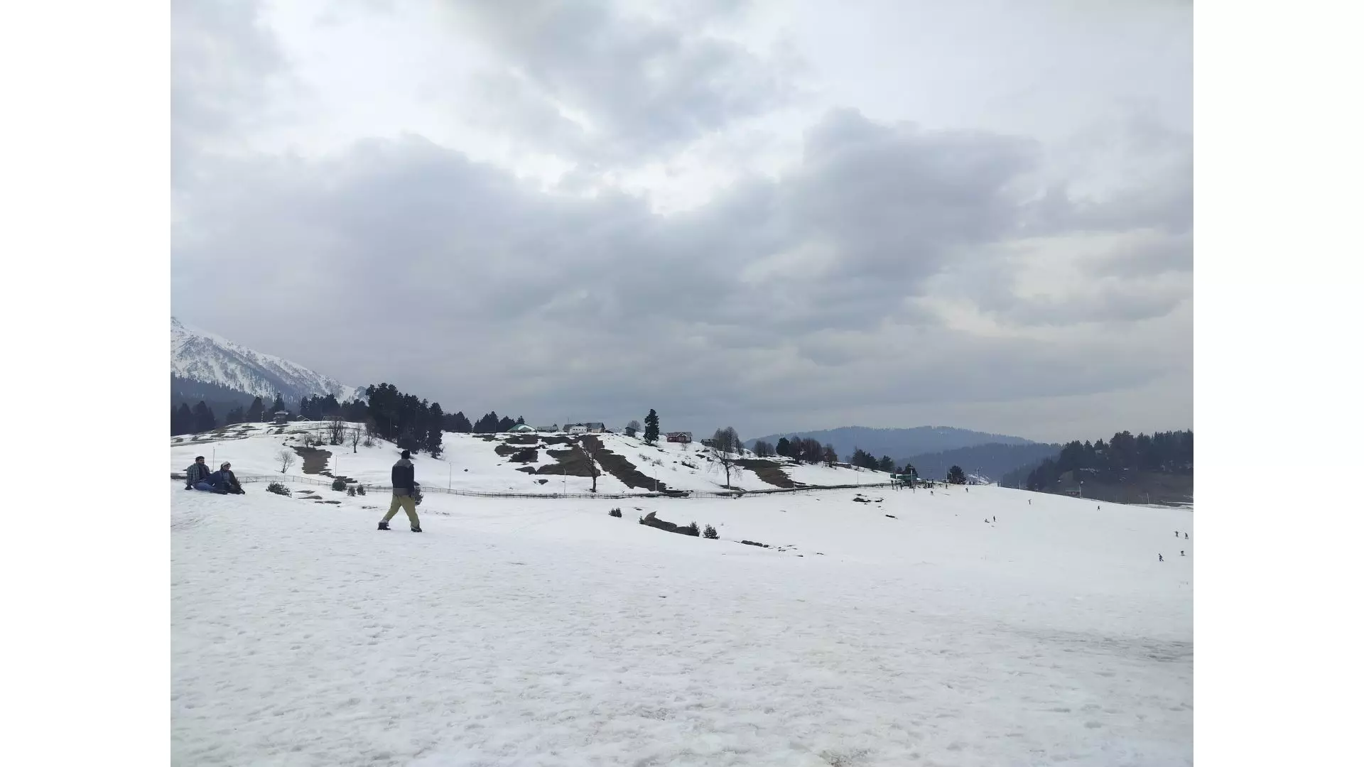 Poor snowfall at Gulmarg disappoints athletes; tourist traders are worried too