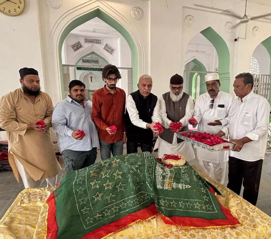 Floral Tributes to Nizam on 58th Anniversary