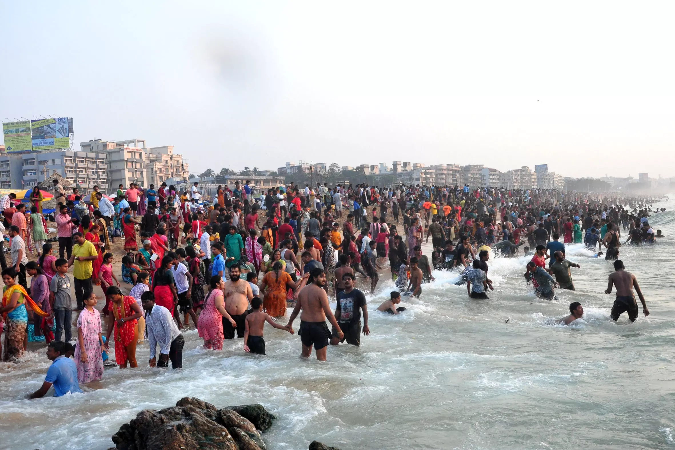 Devotees throng Shiva temples