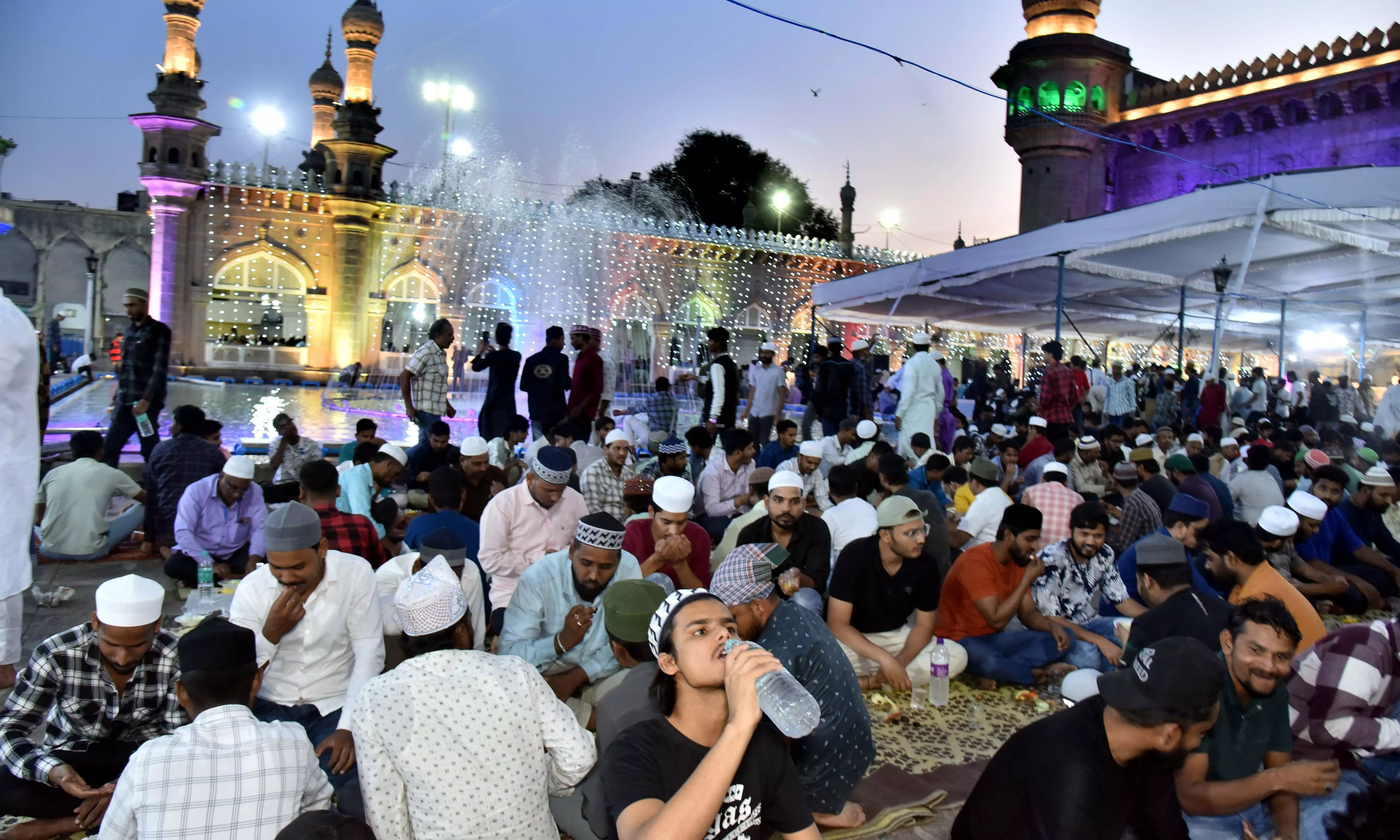 Muslims celebrate first day of Ramzan with piety and reverence