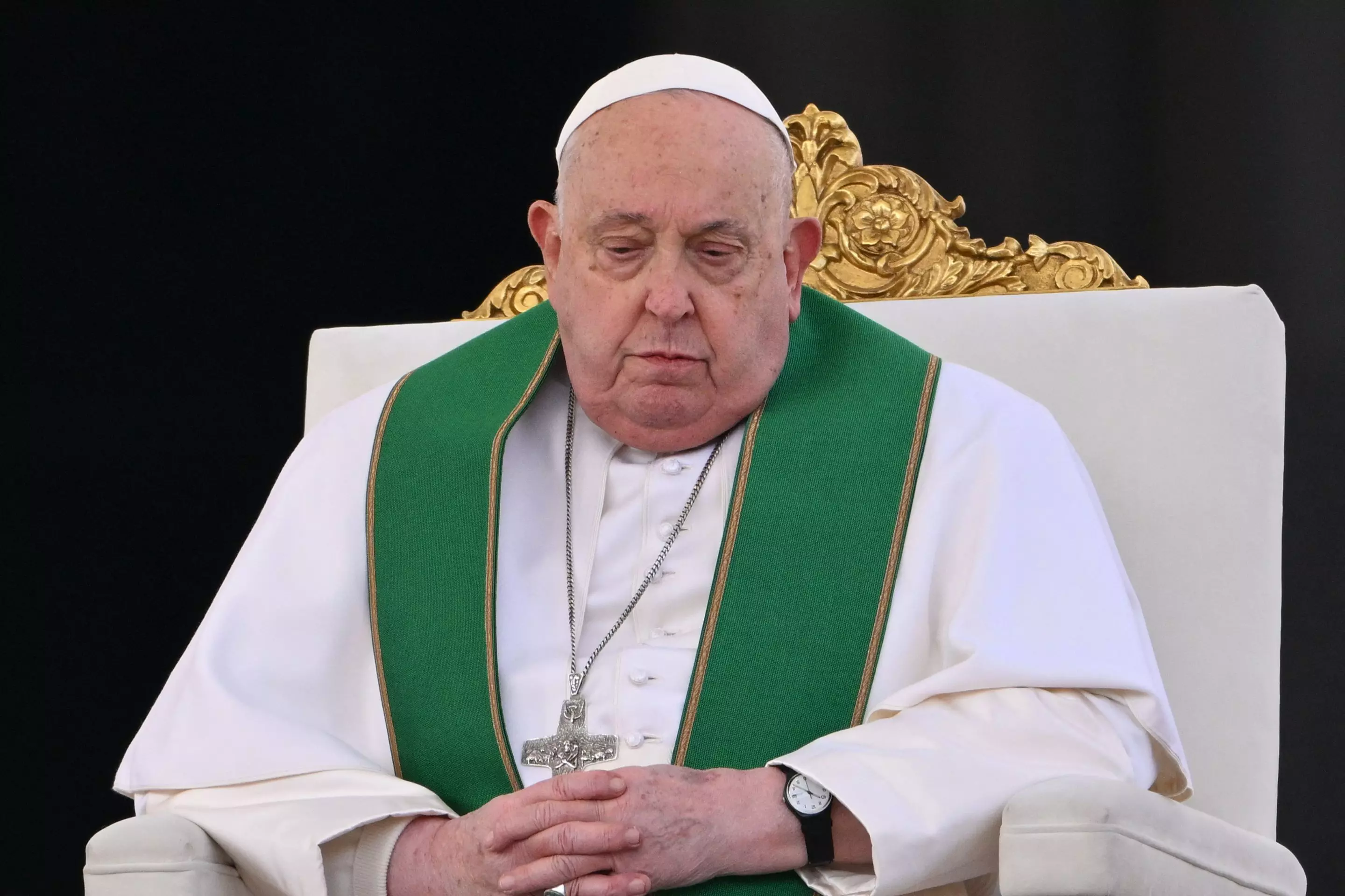 Pope Francis suffers new breathing crises, is back on noninvasive ventilation