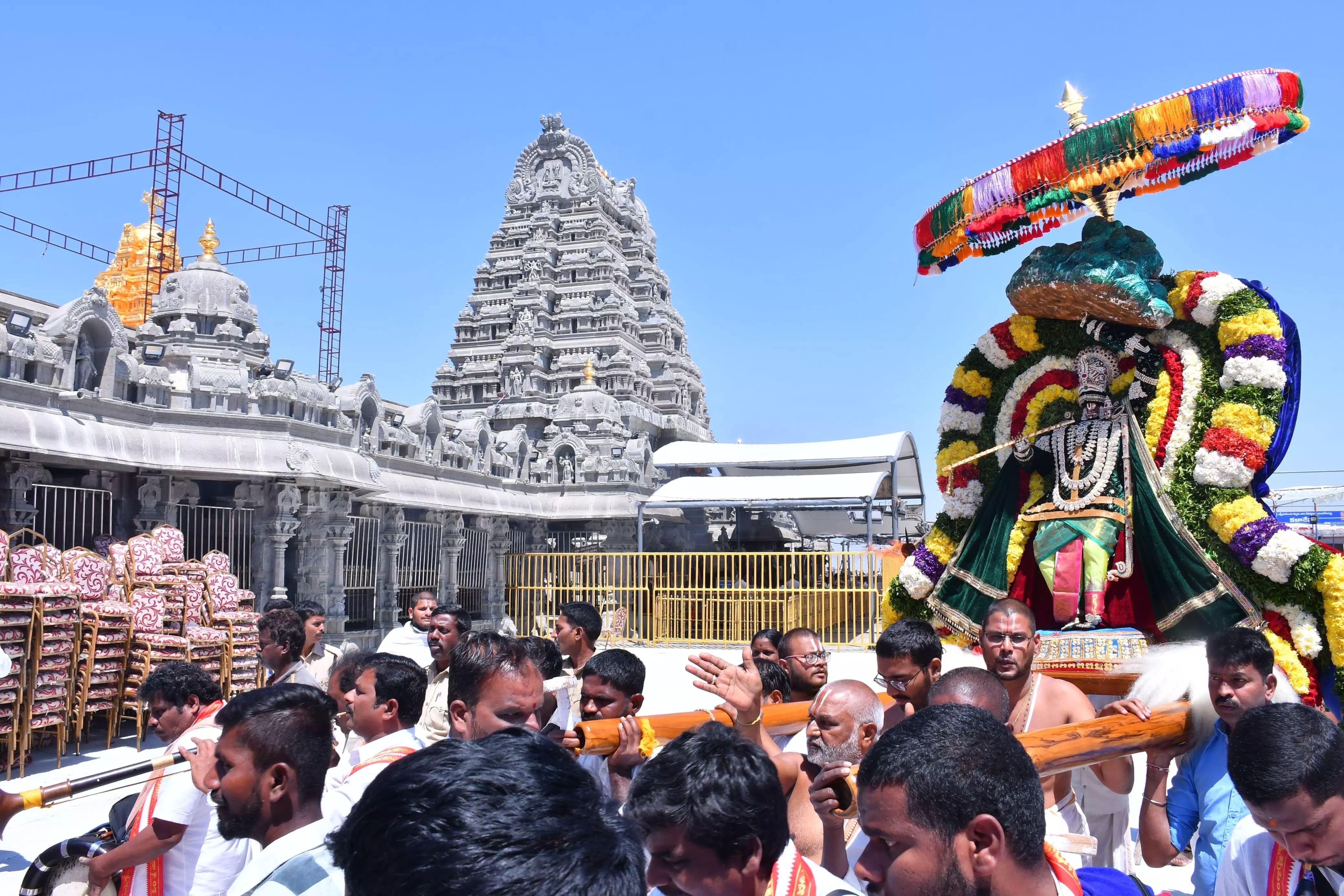 On 6th day of Brahmostavams, Sri Lakshminarsimha Swamy Appears in attire of ‘Govardhana Giridhari’