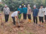 Berdayakan Lahan Wakaf, ASN dan Staf KUA di Aceh Utara Mulai Tanami Pohon Produktif