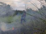 Warga Blang Poroh Lhokseumawe Panik, Kebakaran Lahan Terjadi Hanya 10 Meter dari Rumah Penduduk