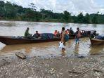 Polisi-TNI Arungi Sungai Bawa Logistik Pilkada ke Pedalaman Aceh Timur