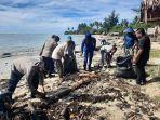 Satpolairud Polres Aceh Barat Bersihkan Pantai Lhok Bubon