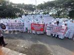 Pakai Seragam Putih-putih, Ratusan Nakes di Bireuen Demo Kantor Bupati, Tuntut Jadi PPPK Penuh Waktu