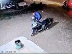 Ngeri! Maling hanya Butuh 5 Detik Gondol Sepmor Parkir di depan Toko, Aksi Pelaku Terekam CCTV