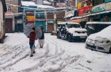 Amid heavy snowfall, Kashmiris open doors of mosques, homes for stranded tourists