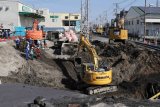 Japan: Rescuers build slope to reach man stuck in sinkhole