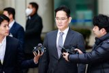 Prosecutors appeal, seeking five-year sentence for Samsung chairman