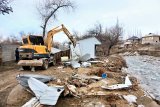 В городе Ош сносят все незаконные постройки, расположенные вдоль реки Ак-Бууры