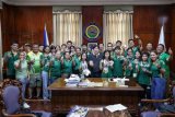 Mandaue athletes visit Mayor Bercede after Batang Pinoy triumph